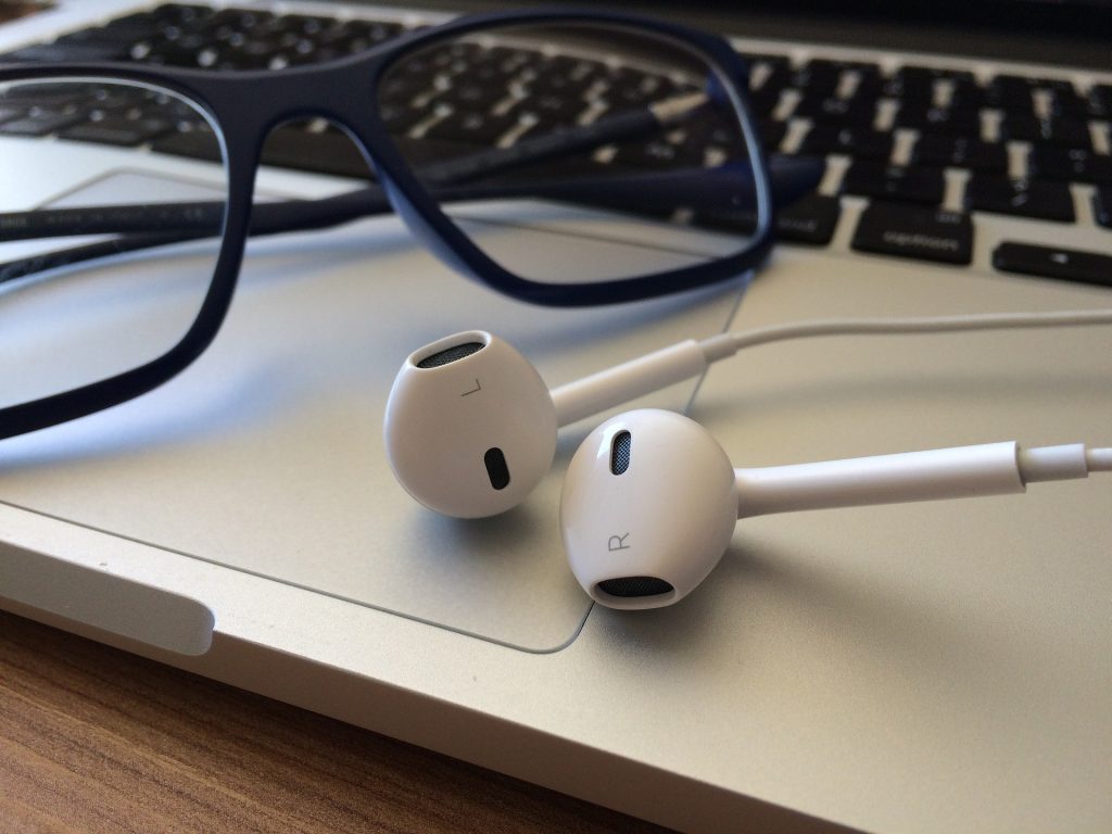 apple headphones on laptop 